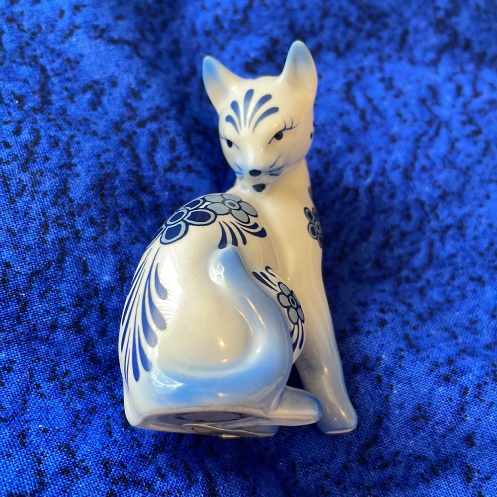 1986 Franklin Mint Porcelain Cat Figurine Cobalt Blue and White